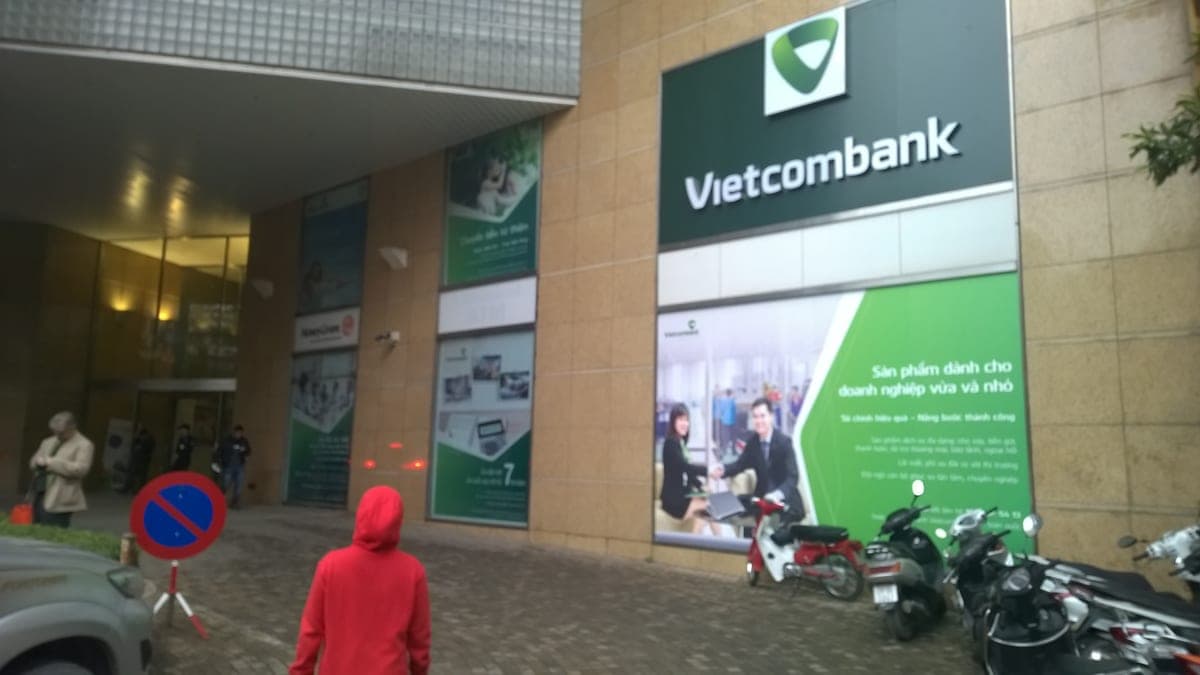 Вход в отделение Vietcombank в Ханое с зелёной вывеской банка