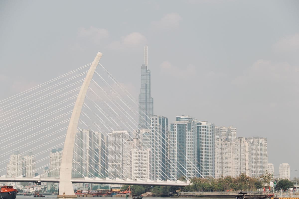 Мост Тхутхием-2 и небоскрёбы Хошимина, включая башню Landmark 81, над рекой Сайгон