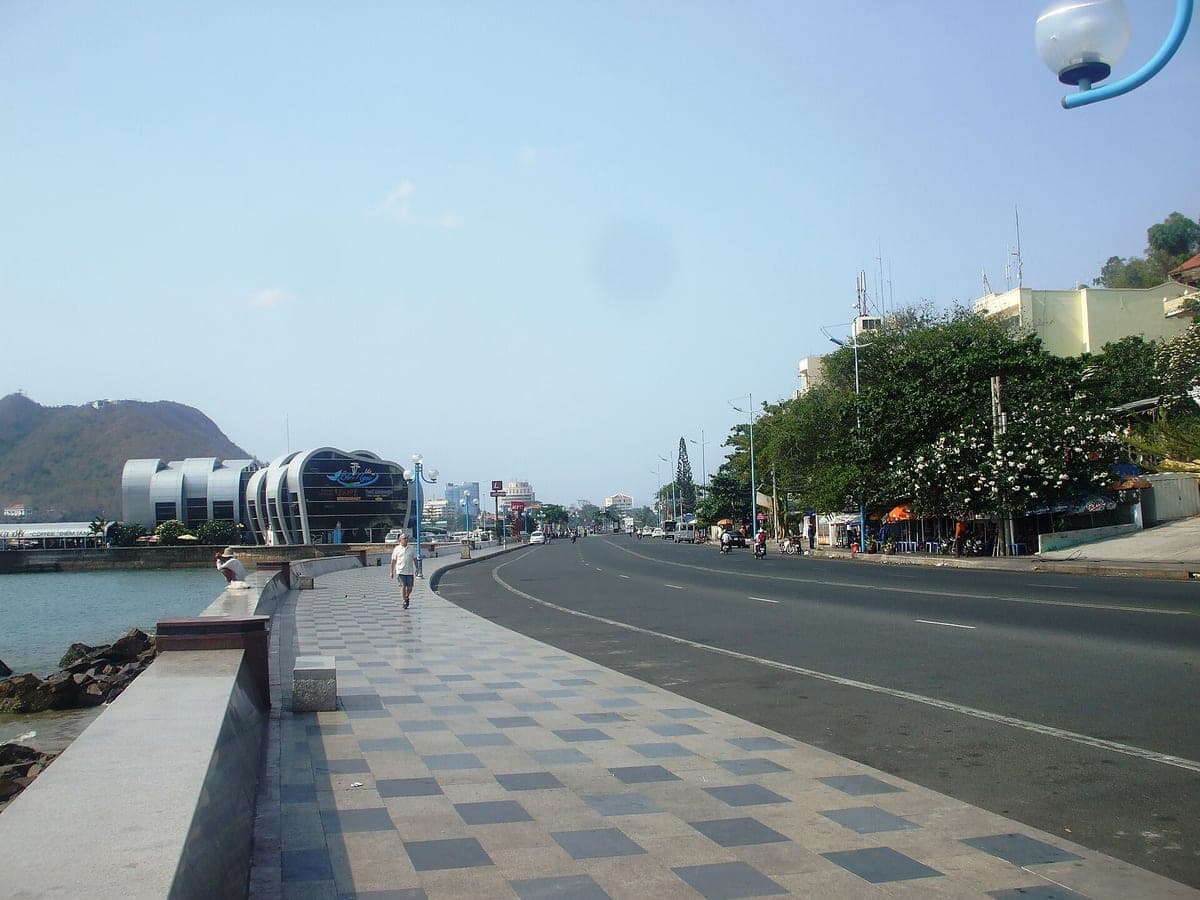 Набережная Front Beach в Вунгтау: плиточный променад вдоль бухты, приморская дорога и гора на горизонте