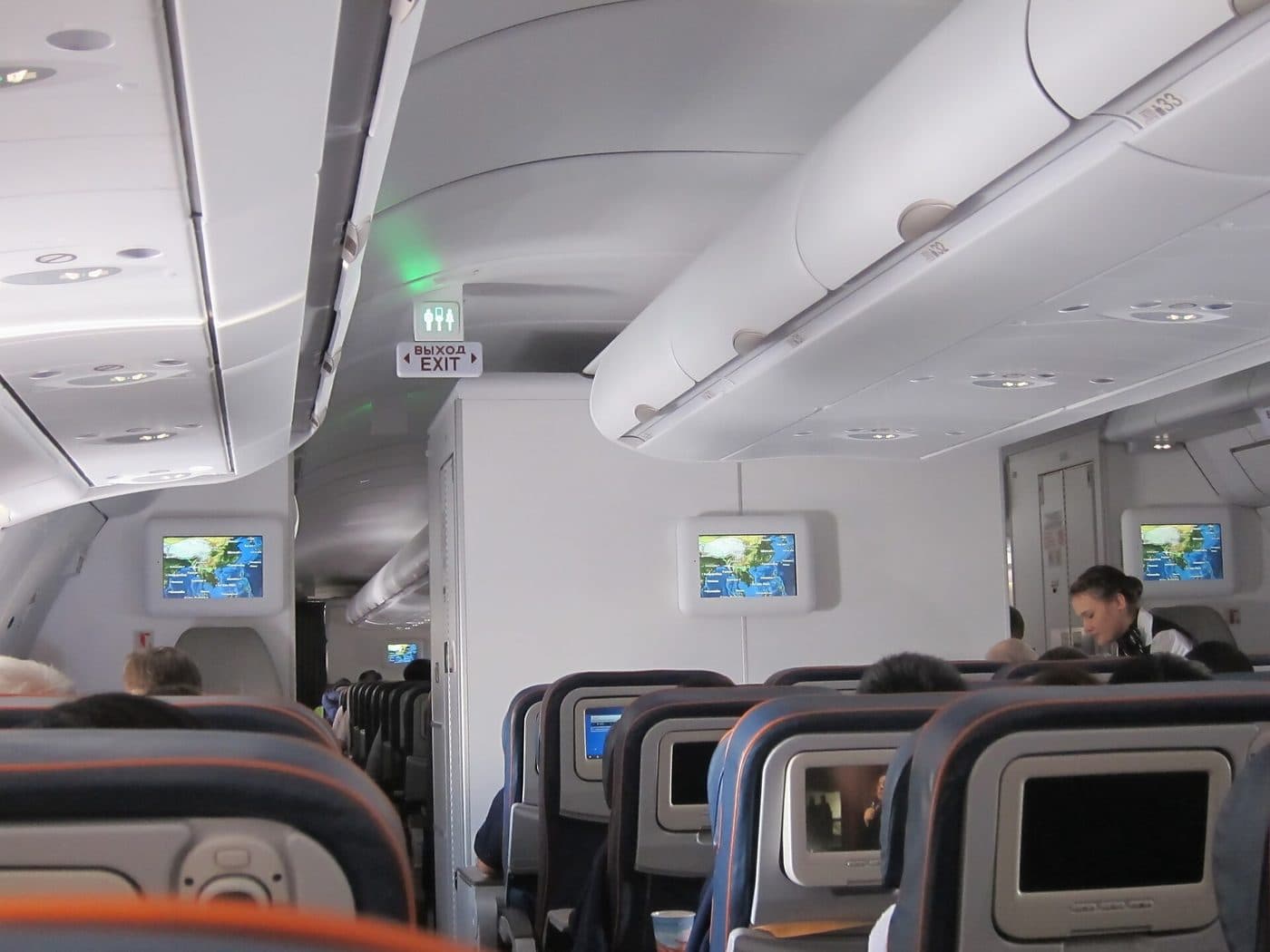 Салон эконом-класса Airbus A330 Аэрофлота с экранами в спинках кресел
