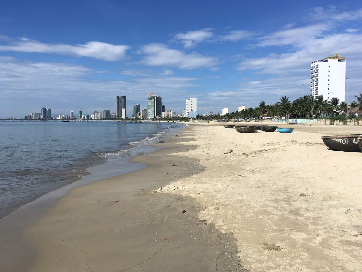 Пляж Mỹ Khê в Дананге утром: песок, лодки-корзины и высотки вдоль берега