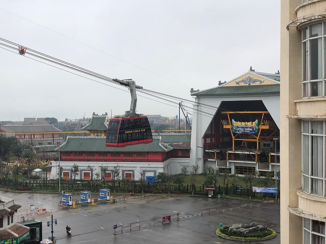 Кабина канатки Queen Cable Car у нижней станции в Халонге