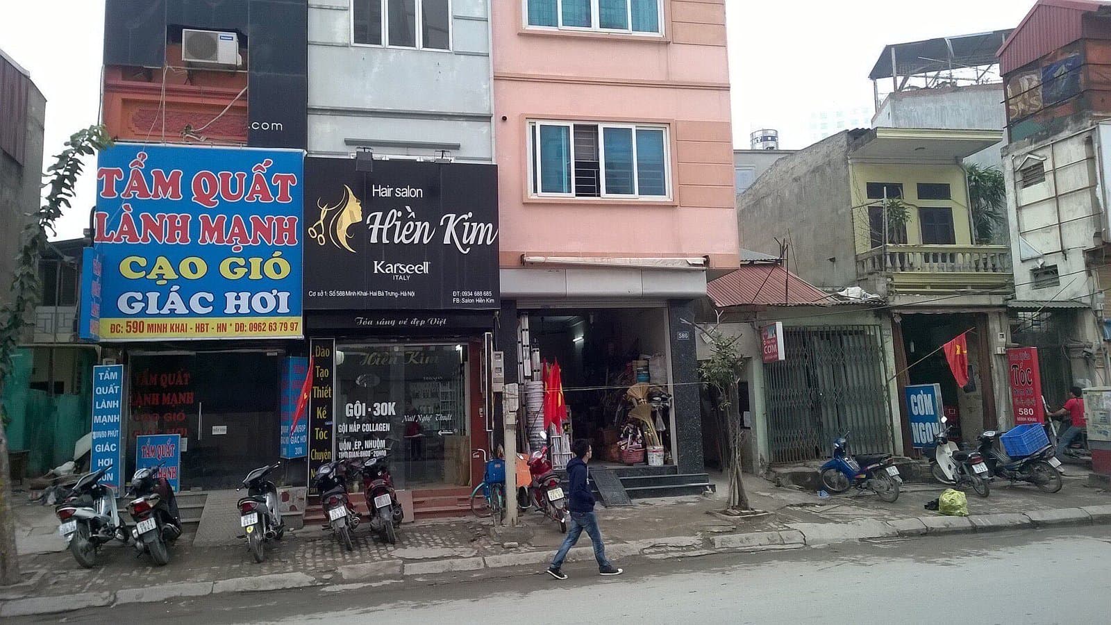 Вывески «Tẩm quất lành mạnh» и «Gội 30K» на улице Minh Khai в Ханое
