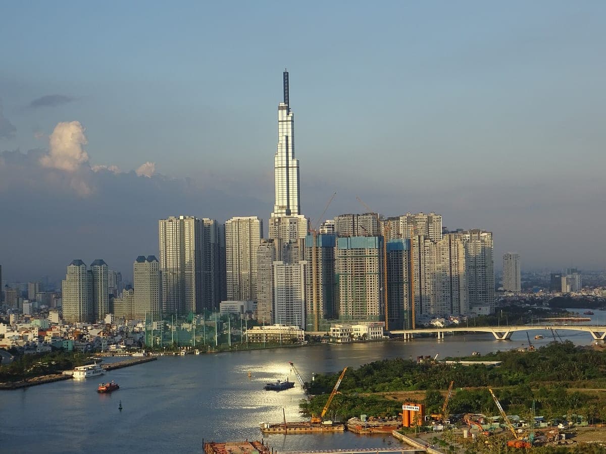 Башня Landmark 81 и высотки Биньтханя на берегу реки Сайгон