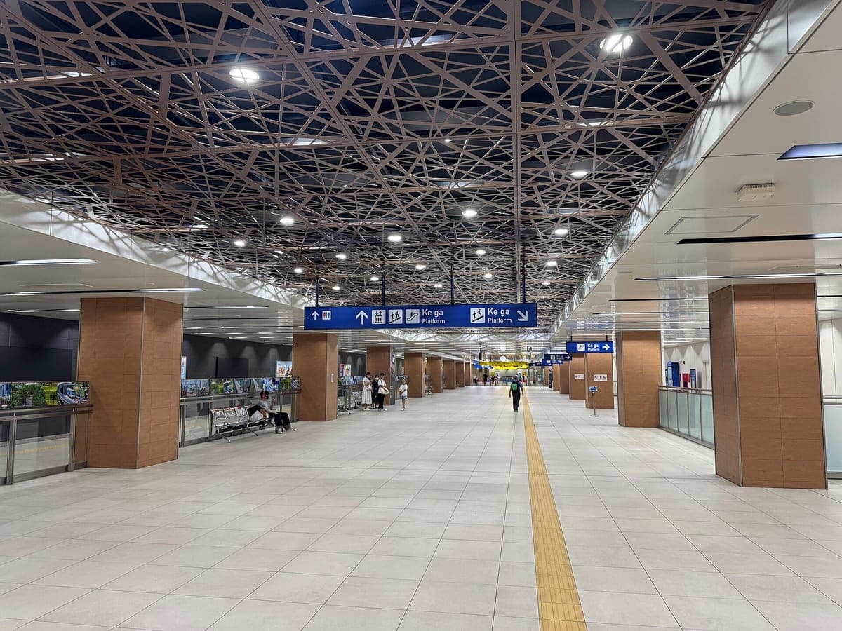 Подземный вестибюль станции метро Line 1 в Хошимине с решётчатым потолком и указателями Ke ga / Platform