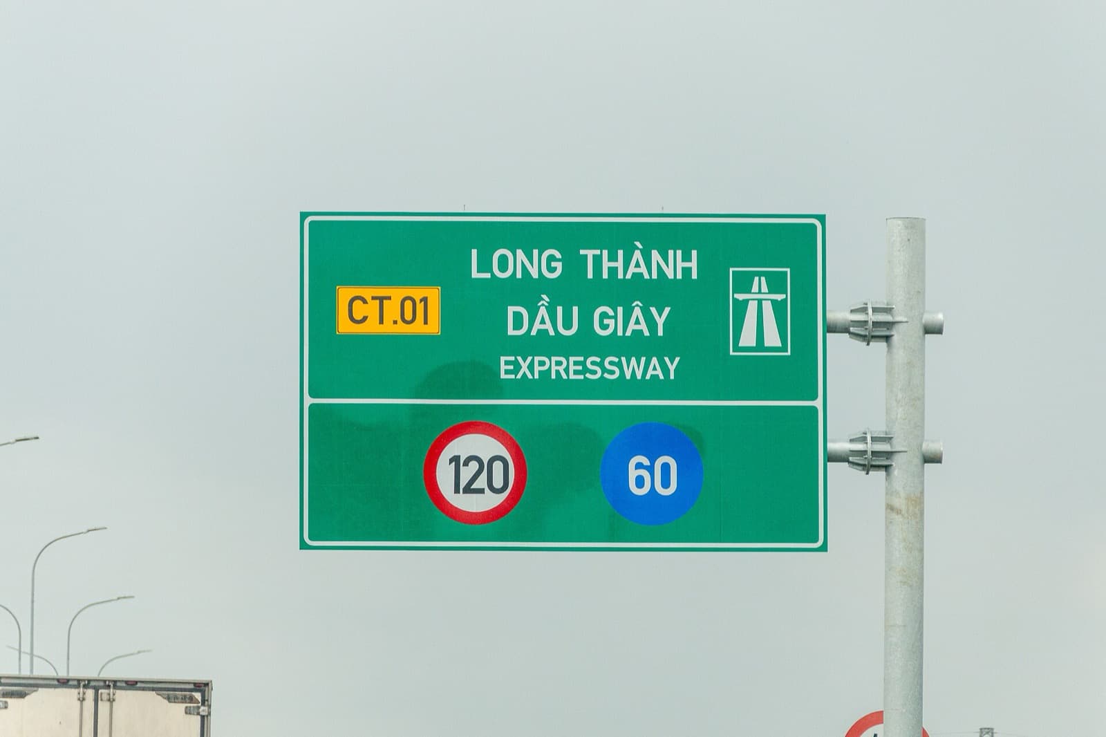 Указатель скоростной трассы CT.01 Long Thành — Dầu Giây с ограничениями 120 и 60 км/ч