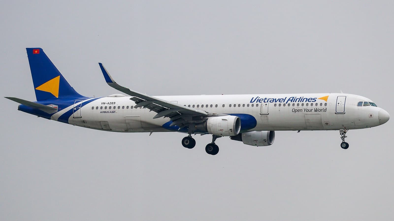 Airbus A321 Vietravel Airlines с выпущенными шасси заходит на посадку в Таншоннят