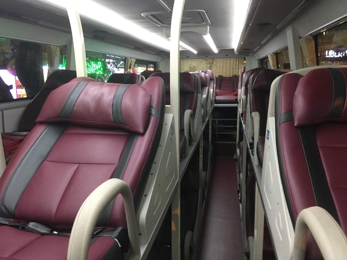 Салон ночного sleeper-bus: три ряда кожаных полок в два яруса и узкие проходы между ними