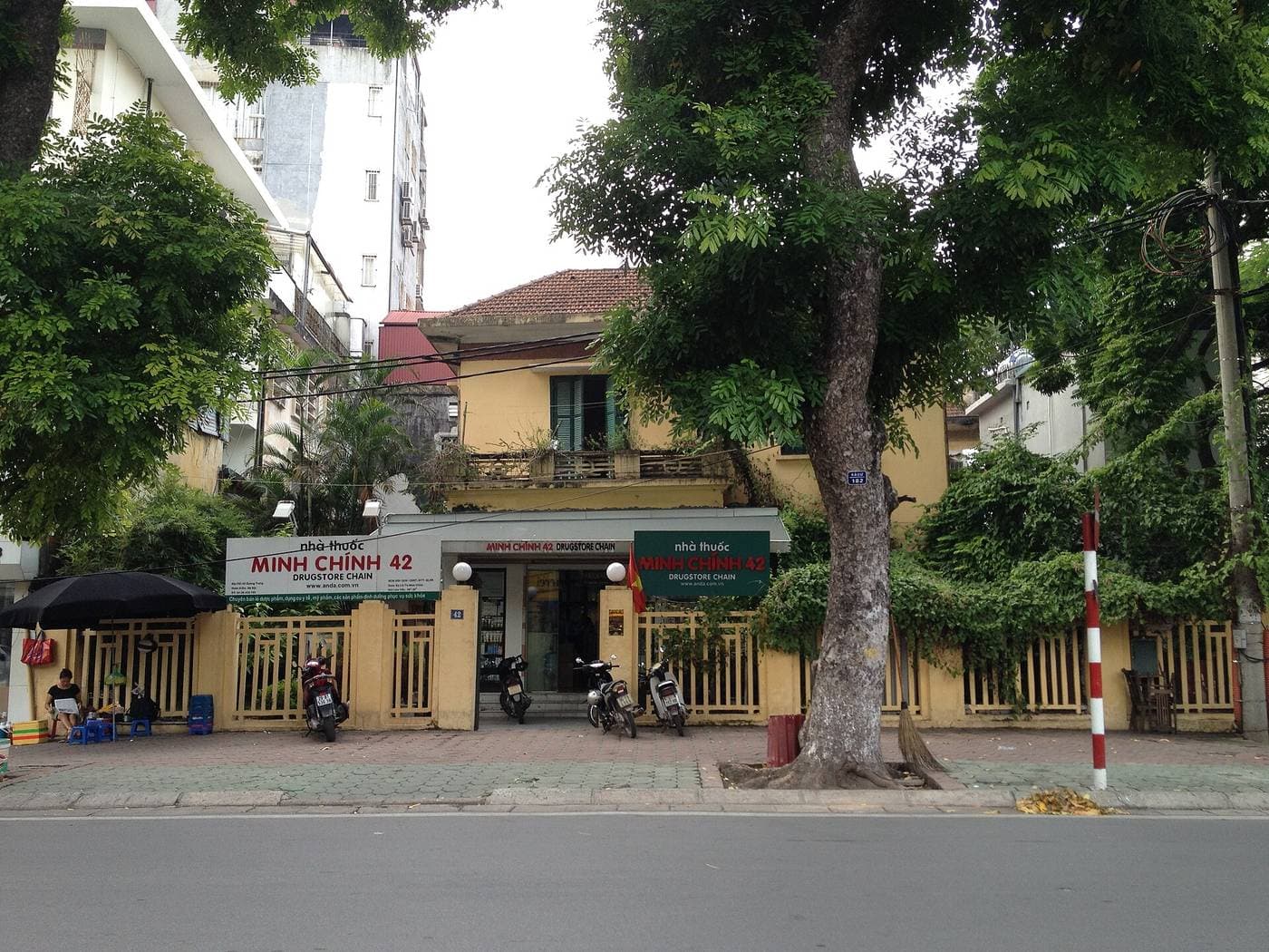 Аптека nhà thuốc Minh Chính 42 за жёлтым забором на улице Quang Trung в Ханое