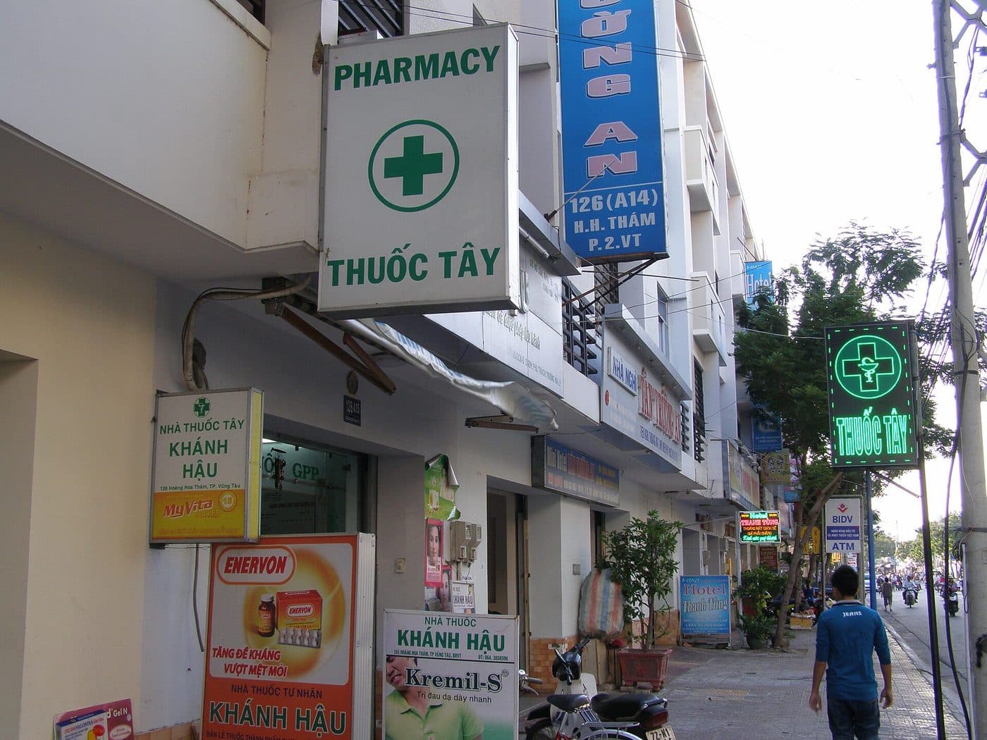 Вывески аптек Nhà thuốc и Thuốc tây на улице во Вунгтау