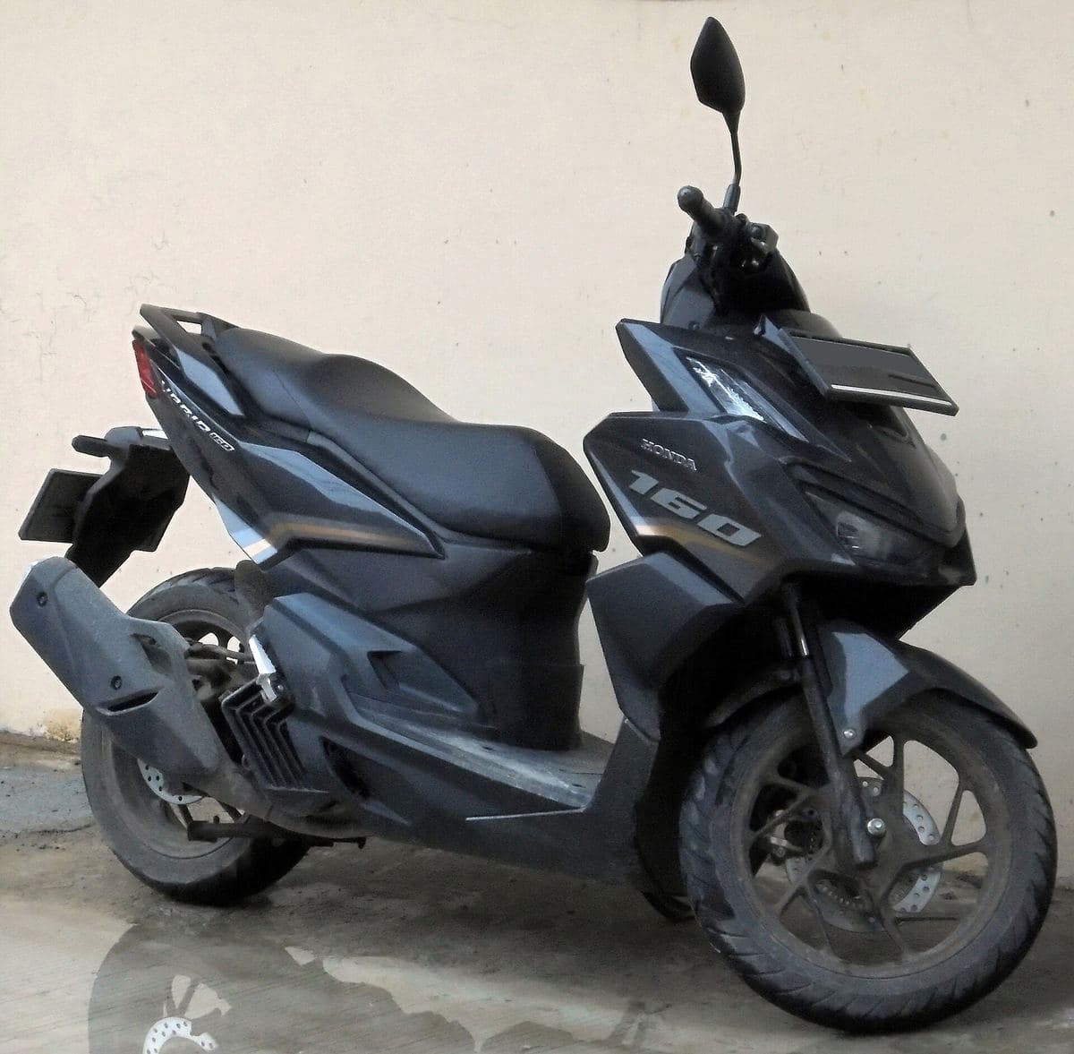 Скутер Honda Vario 160 с цифрой 160 на боковине