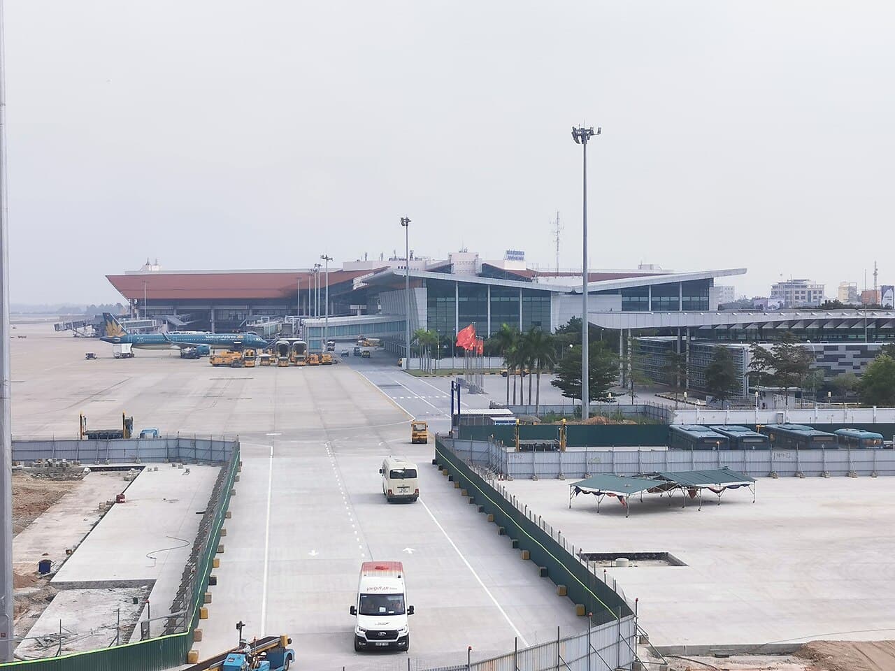 Терминал аэропорта Ноибай в Ханое и самолёт Vietnam Airlines у телетрапа