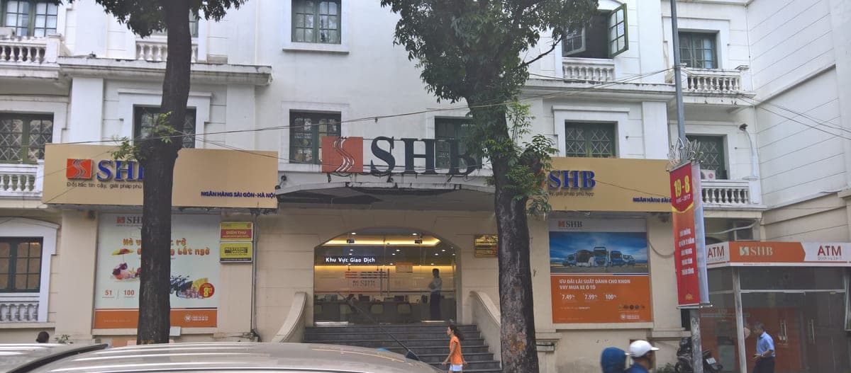 Отделение банка SHB в Ханое: вход в операционный зал, рядом будка банкомата